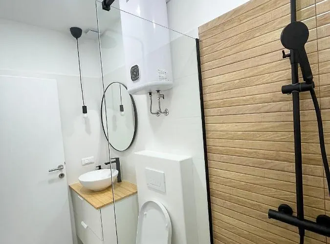 Modern Overlooking Downtown * 马卡尔斯卡