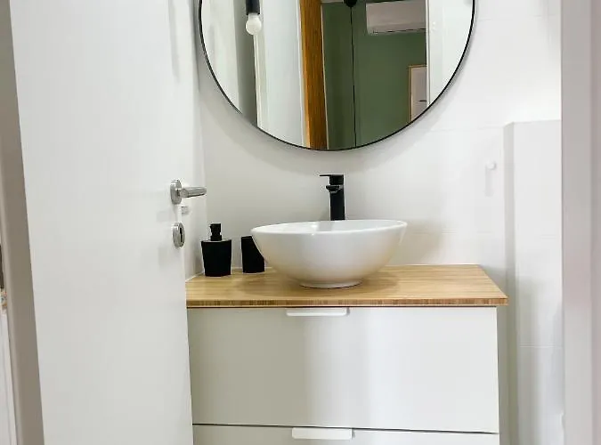 Modern Overlooking Downtown * 马卡尔斯卡